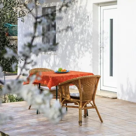 In With Garden, Close Sumartin