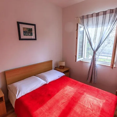 Holiday home In With Garden, Close Sumartin
